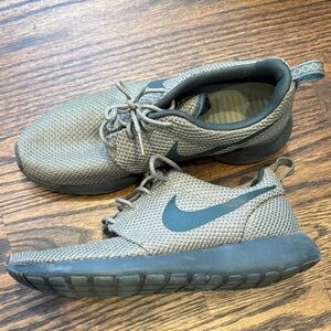 NIKE Men’s Roshe Run Sneakers